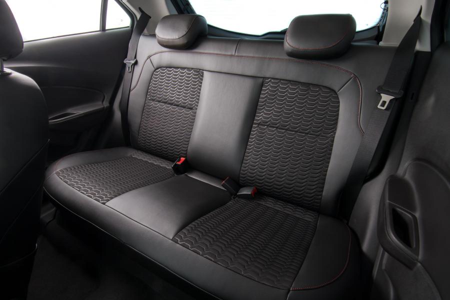 Интерьер Chevrolet Onix 2016 года  (фото 9 из 30)
